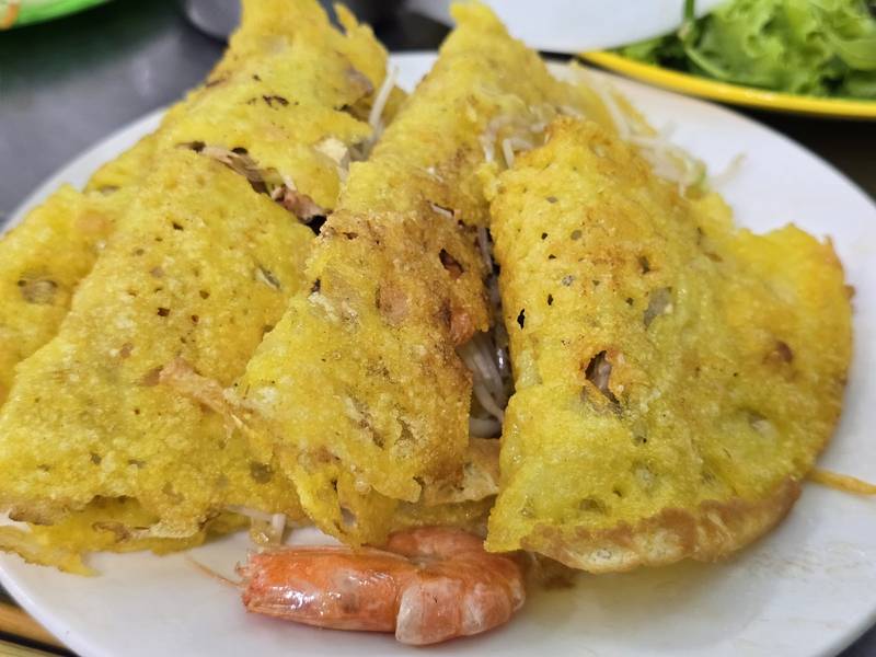 Bánh xèo giòn vàng có tôm của quán Bà Dưỡng