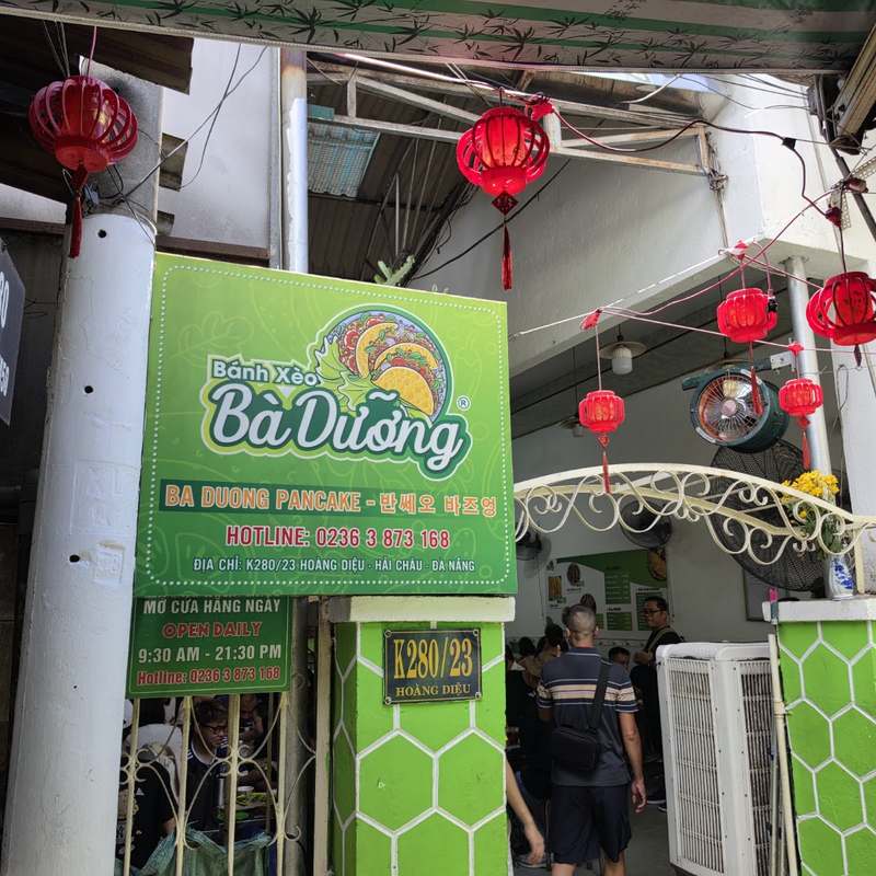 Biển hiệu Bánh Xèo Bà Dưỡng màu xanh ở đầu kiệt K280/23 Hoàng Diệu