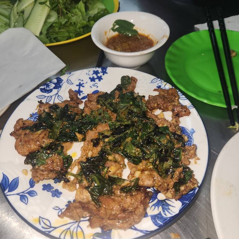 Thịt chiên cùng lá thơm giòn trên đĩa hoa xanh