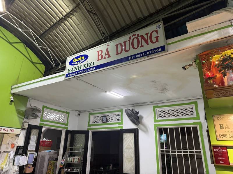 Bảng hiệu cũ Quán Bánh Xèo Bà Dưỡng phía trên cửa quán