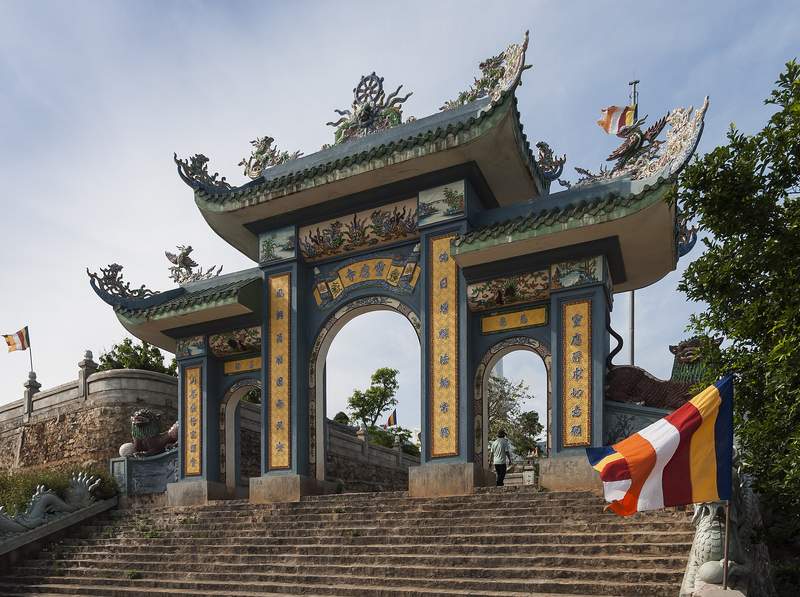 Cổng tam quan mái ngói cong ở đầu bậc thềm dẫn vào chùa Linh Ứng